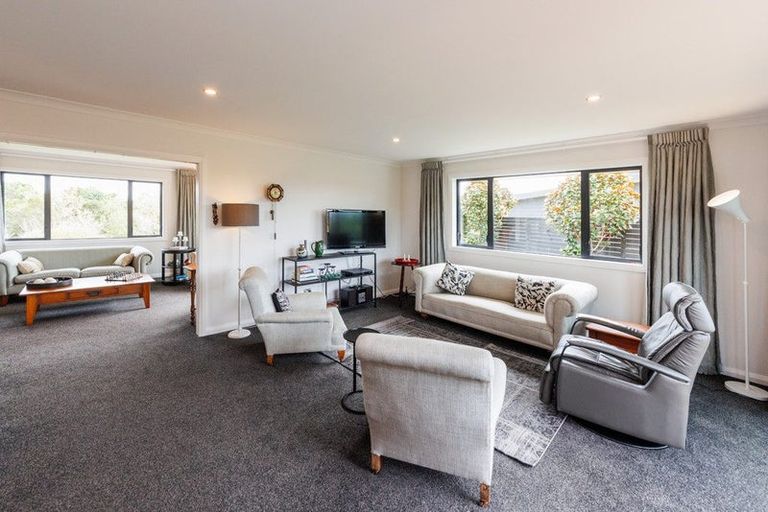 Photo of property in 35 Silkwood Place, Fitzherbert, Palmerston North, 4410