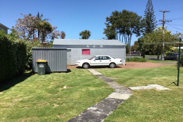 Photo of property in 64 Taikata Road, Te Atatu Peninsula, Auckland, 0610
