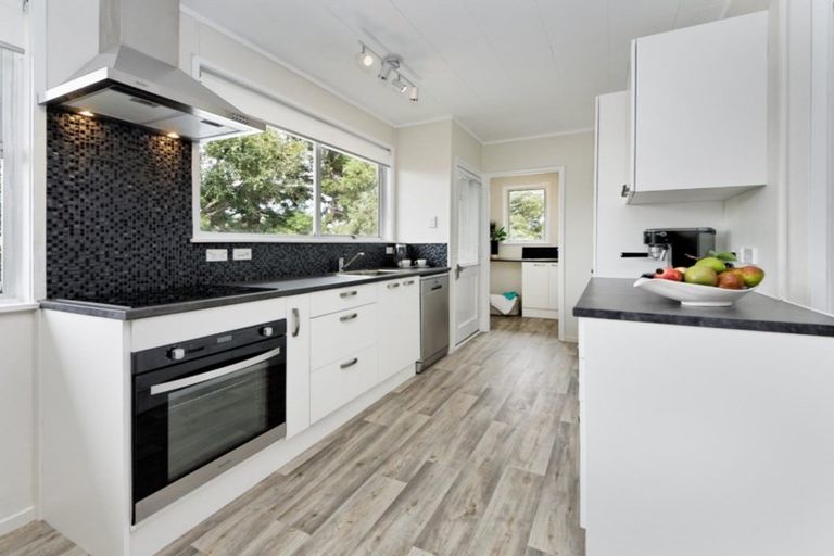 Photo of property in 80 Lantana Road, Green Bay, Auckland, 0604
