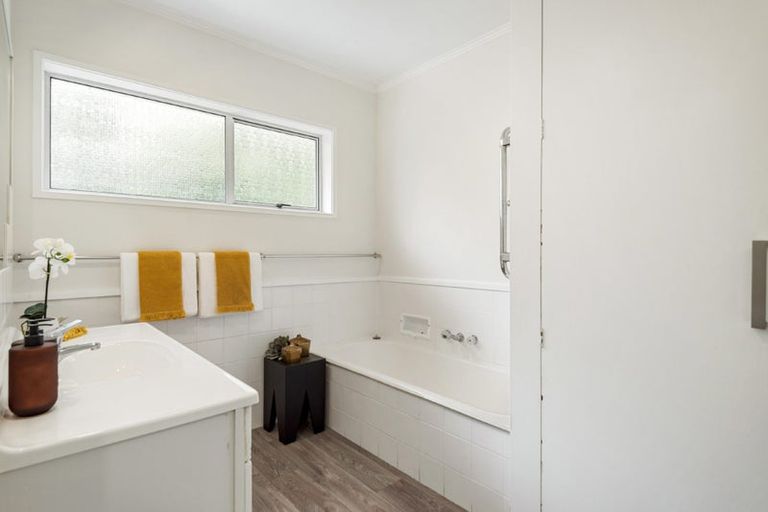 Photo of property in 4 Sispara Place, Beach Haven, Auckland, 0626