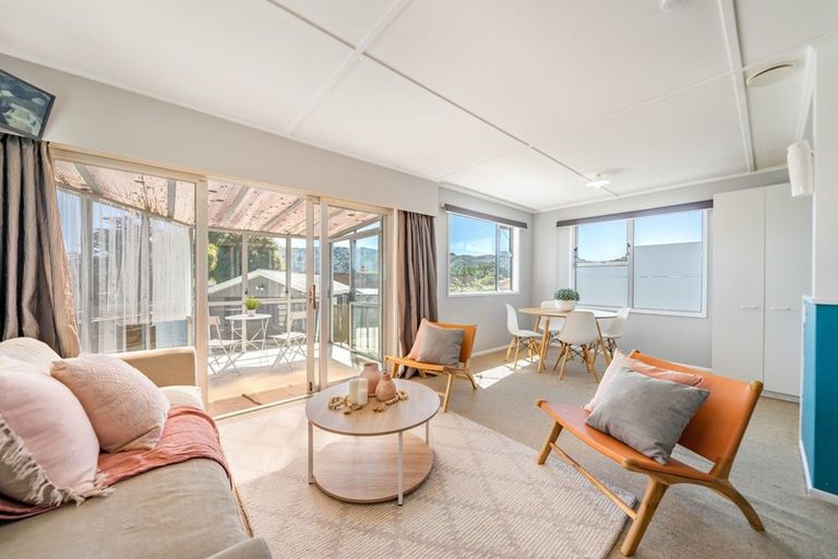 Photo of property in 37 Hillside Drive, Maoribank, Upper Hutt, 5018