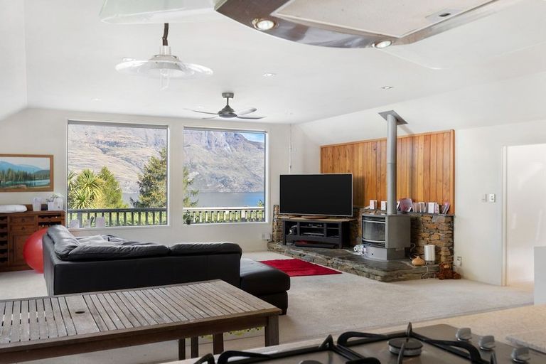 Photo of property in 5 Williams Street, Sunshine Bay, Queenstown, 9300