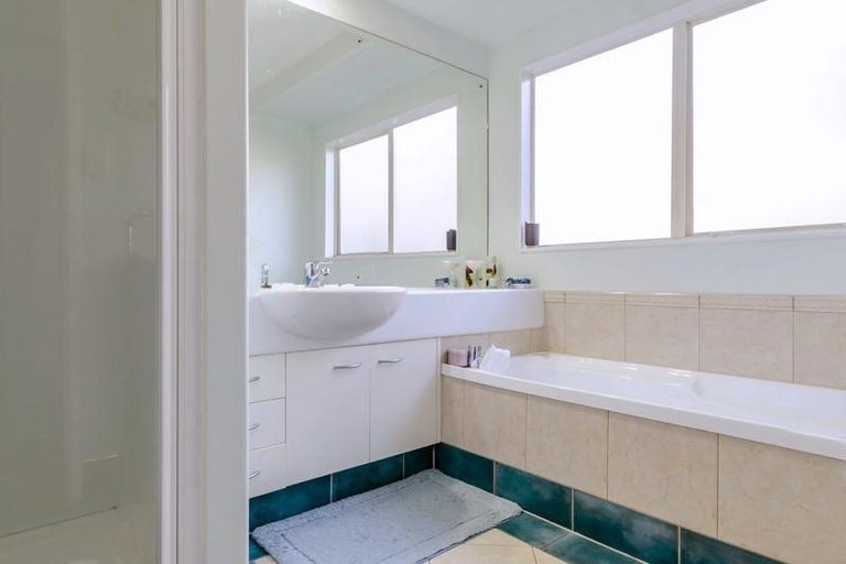 Photo of property in 4 Delmont Close, East Tamaki Heights, Auckland, 2016