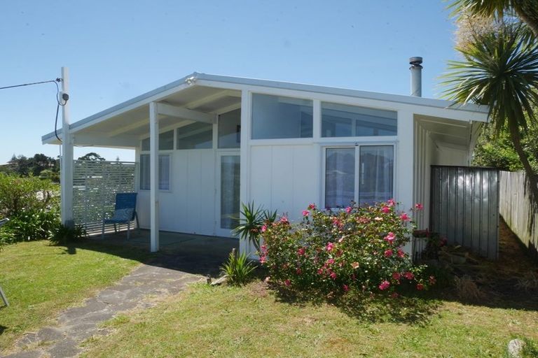 Photo of property in 25 Hemara Street, Waikanae Beach, Waikanae, 5036