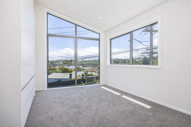 Photo of property in 1/94 Target Road, Totara Vale, Auckland, 0629