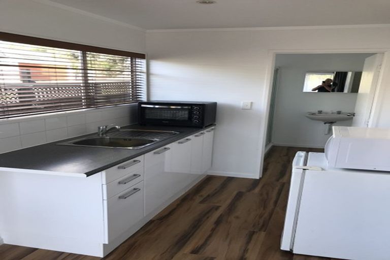 Photo of property in 1/22 Sandown Road, Rothesay Bay, Auckland, 0630