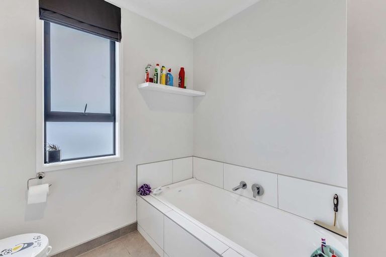 Photo of property in 27 Discovery Place, Marfell, New Plymouth, 4310