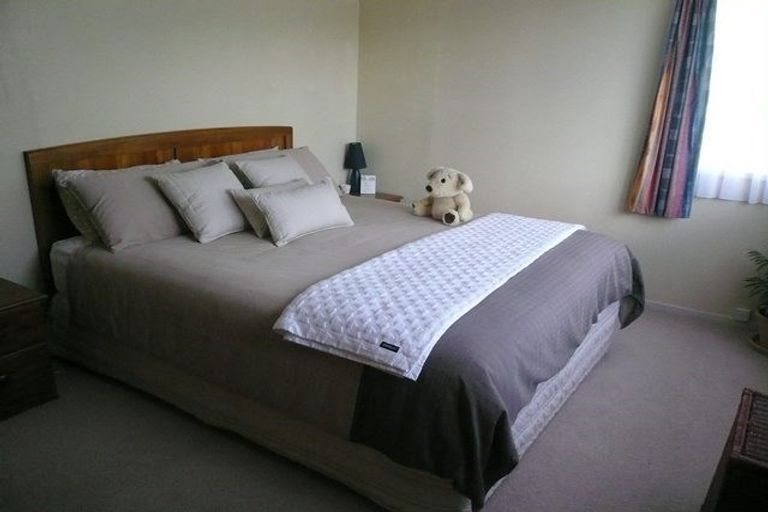 Photo of property in 22 Staincross Street, Green Bay, Auckland, 0604