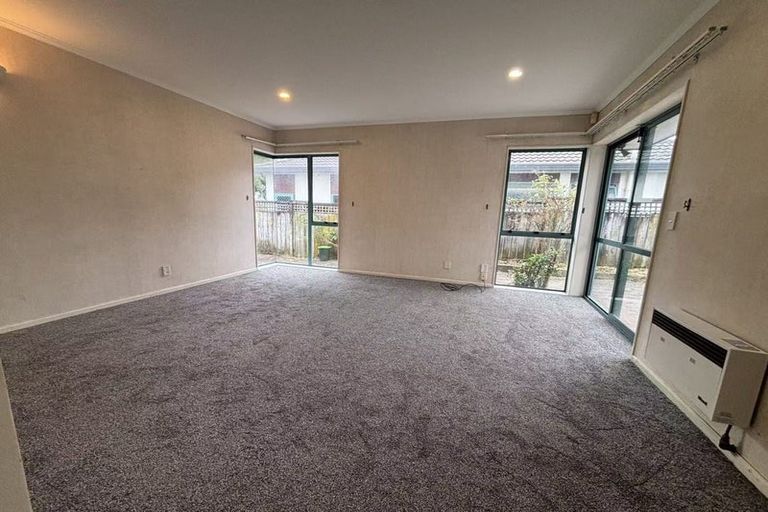 Photo of property in 2/15 Dunn Place, Farm Cove, Auckland, 2010