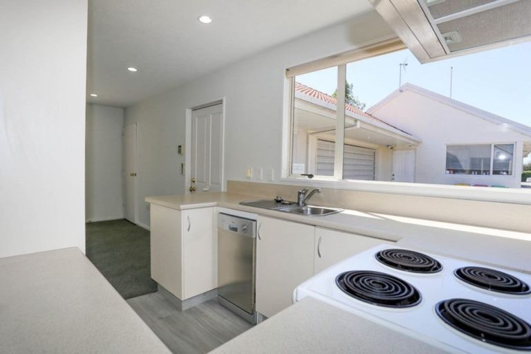 Photo of property in 4/2 Broadbent Street, Riccarton, Christchurch, 8041