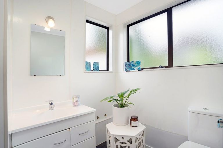 Photo of property in 2/219 Glenfield Road, Hillcrest, Auckland, 0627