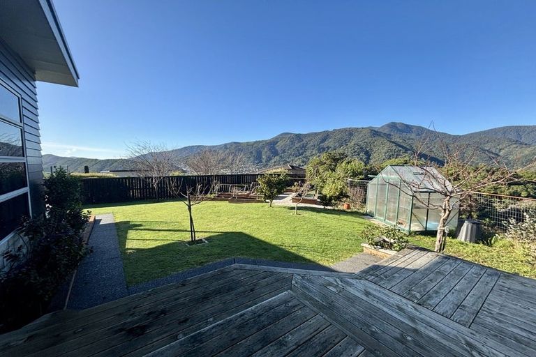 Photo of property in 33 Harbour View Heights, Picton, 7220