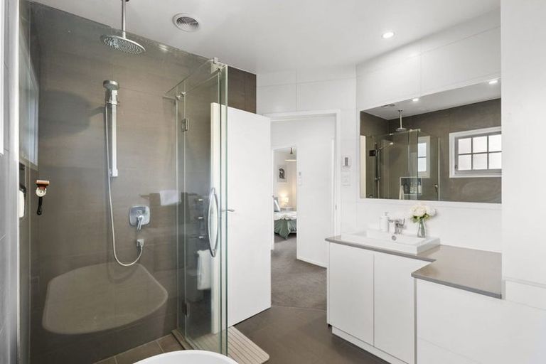 Photo of property in 16 Pickwick Parade, Mellons Bay, Auckland, 2014