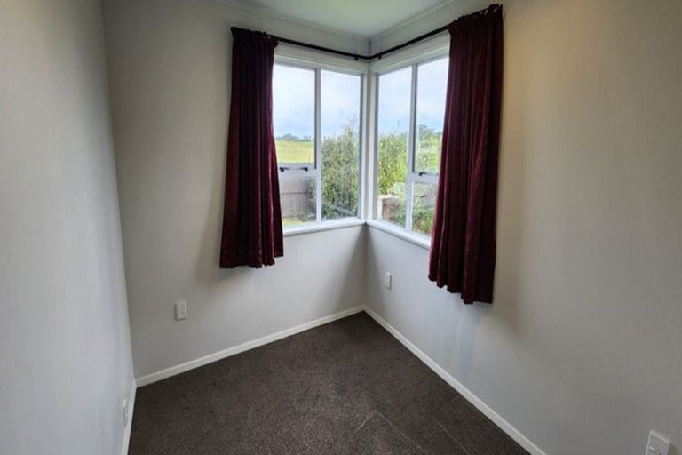 Photo of property in 17 Kairau Road West, Sentry Hill, New Plymouth, 4373