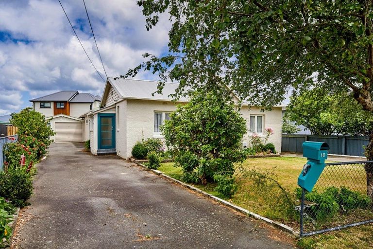 Photo of property in 10 York Street, Moera, Lower Hutt, 5010