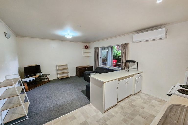 Photo of property in 102 Pinehaven Road, Pinehaven, Upper Hutt, 5019