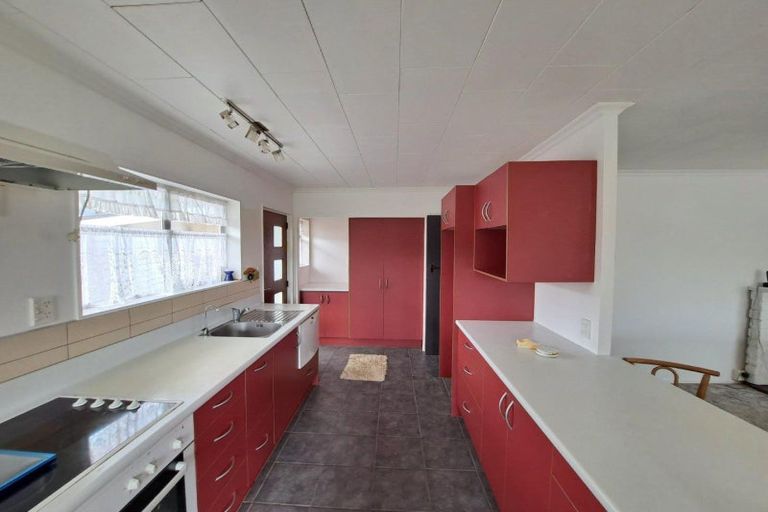 Photo of property in 81 Riversdale Drive, Merrilands, New Plymouth, 4312