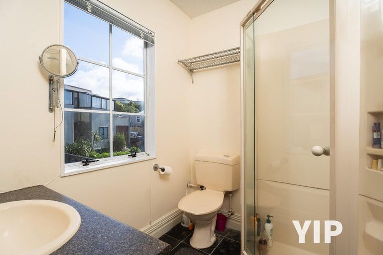 Photo of property in 4a Sunhaven Drive, Newlands, Wellington, 6037