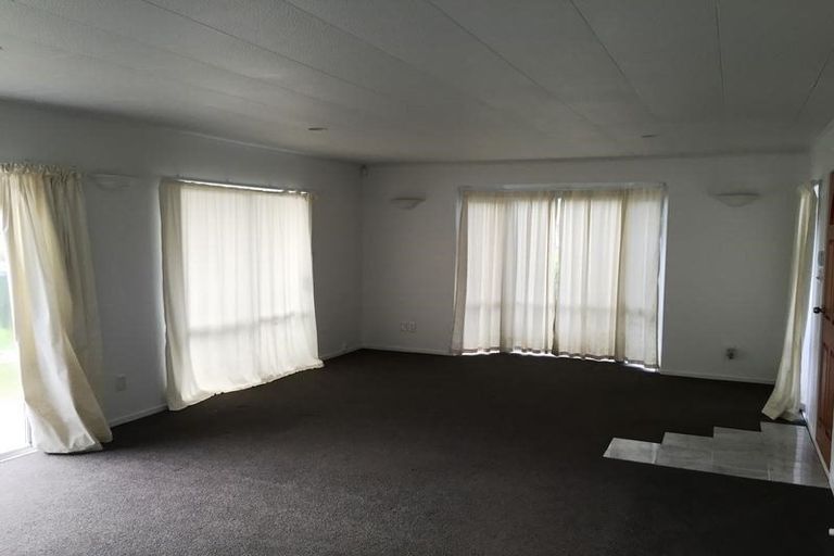 Photo of property in 89 Totaravale Drive, Totara Vale, Auckland, 0629