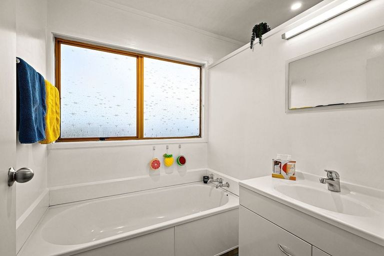 Photo of property in 85 Hobsonville Road, West Harbour, Auckland, 0618