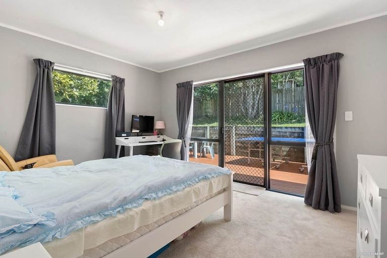 Photo of property in 2/26 Fernlea Rise, Bayview, Auckland, 0629