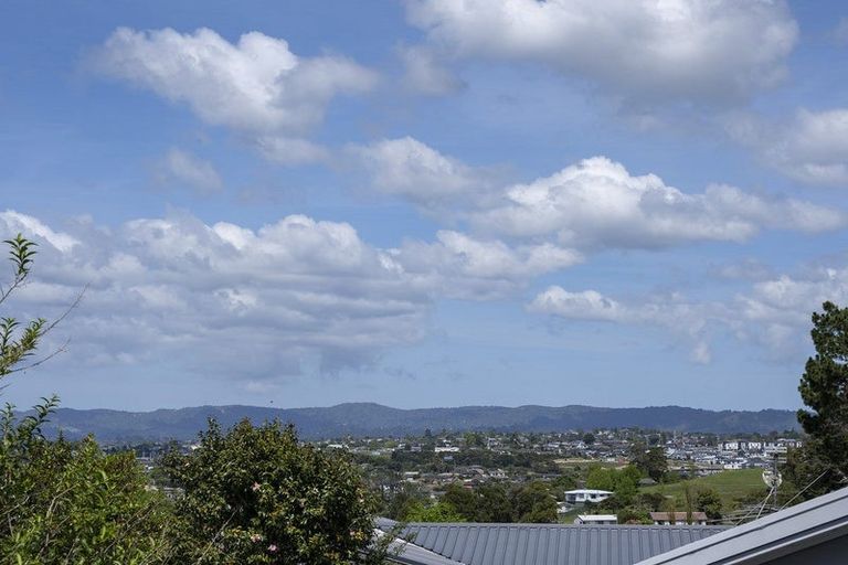 Photo of property in 4/23 Luckens Road, West Harbour, Auckland, 0618