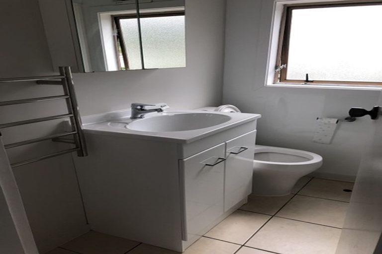 Photo of property in 1/133 Queens Drive, Lyall Bay, Wellington, 6022