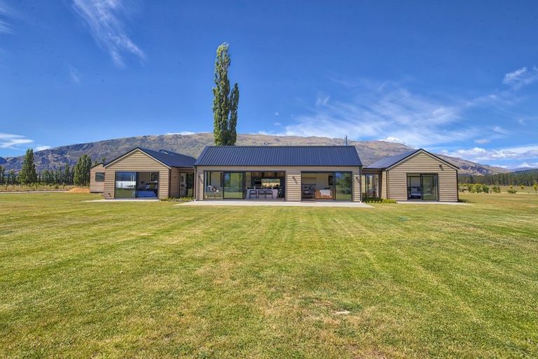Photo of property in 2 Little Orchard Way, Wanaka, 9382