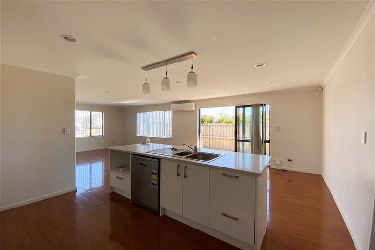 Photo of property in 12 Peerless Avenue, Takanini, 2112