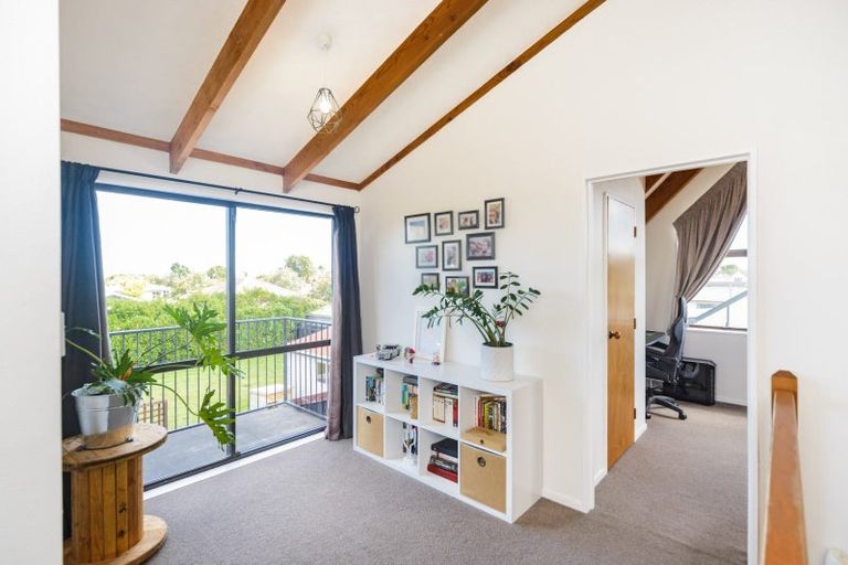 Photo of property in 32 Suzanne Grove, Kelvin Grove, Palmerston North, 4414