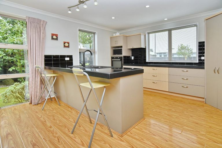 Photo of property in 23 Papaumu Green, Parklands, Christchurch, 8083