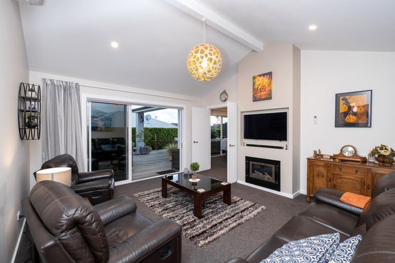 Photo of property in 6 Whittaker Place, Havelock North, 4130