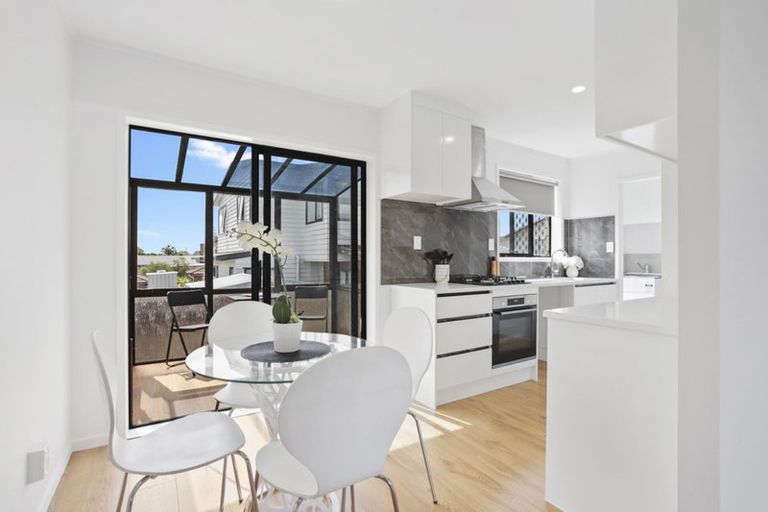 Photo of property in 2/1 Wattle Street, New Lynn, Auckland, 0600