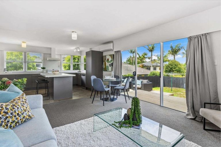 Photo of property in 2/111 Hobsonville Road, West Harbour, Auckland, 0618