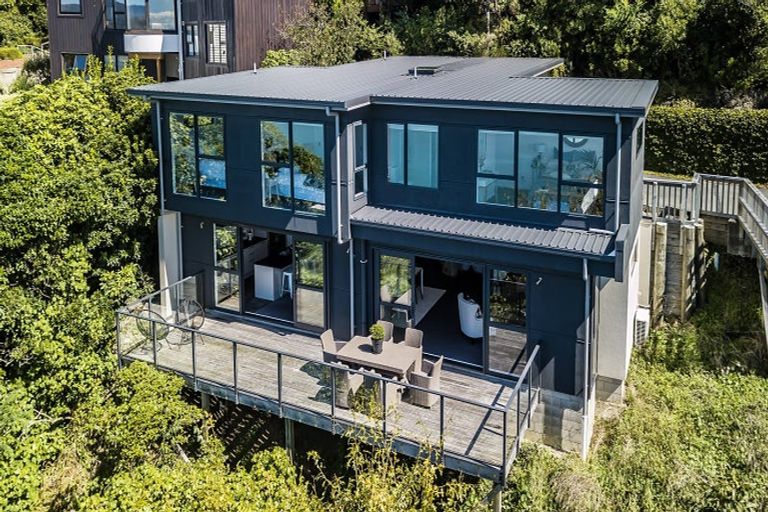 Photo of property in 67 Pretoria Road, Karaka Bays, Wellington, 6022