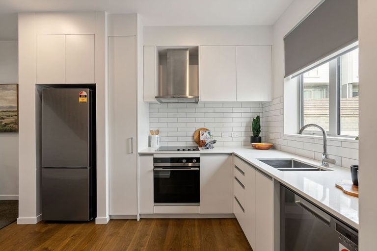 Photo of property in 2/30 Pirie Street, Mount Victoria, Wellington, 6011