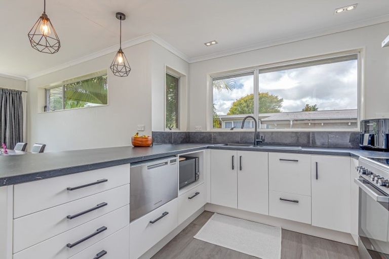 Photo of property in 19 Wikiriwhi Crescent, Awapuni, Palmerston North, 4412