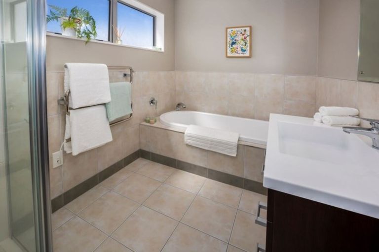 Photo of property in 6 Sumner Terrace, Aotea, Porirua, 5024