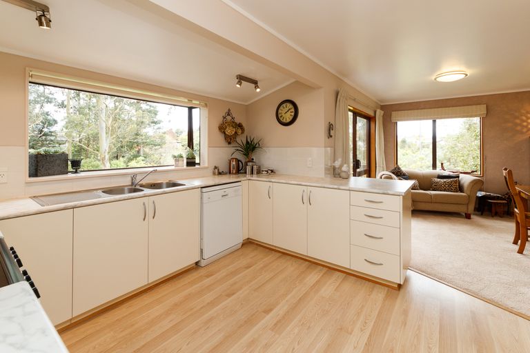 Photo of property in 126 Atawhai Road, Fitzherbert, Palmerston North, 4410