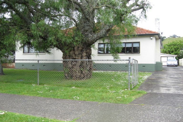 Photo of property in 33 Wallace Road, Mangere Bridge, Auckland, 2022