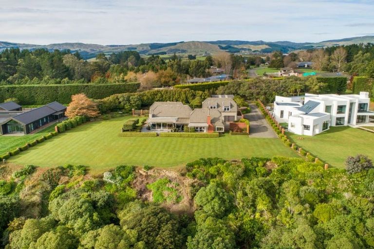 Photo of property in 38 Titirangi Drive, Fitzherbert, Palmerston North, 4471