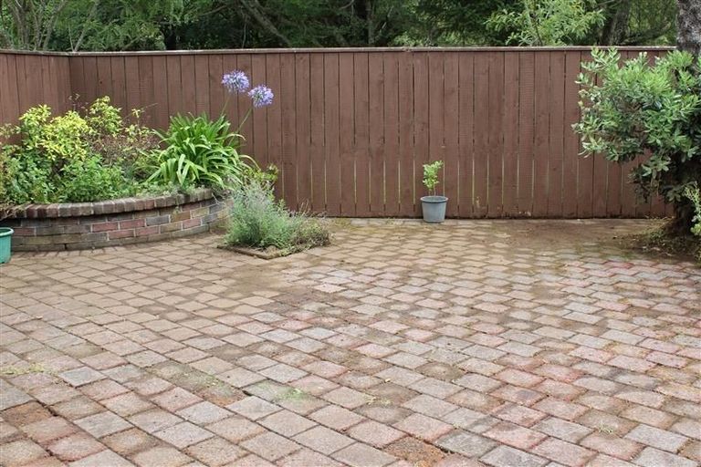 Photo of property in 12 Kendal Place, Merrilands, New Plymouth, 4312