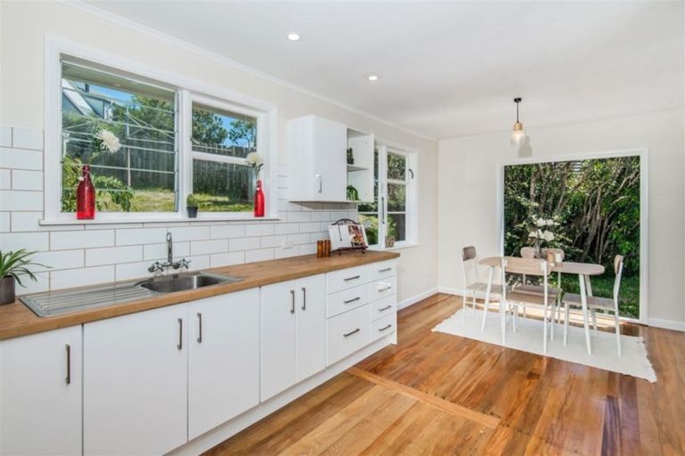 Photo of property in 38 Lyndfield Lane, Newlands, Wellington, 6037