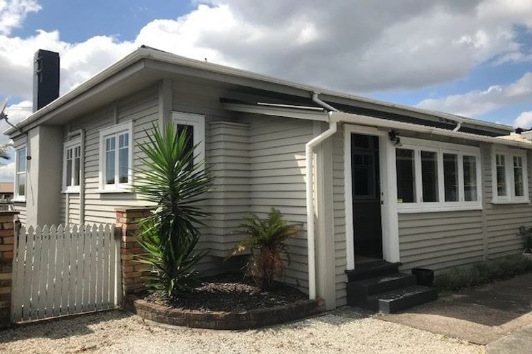 Photo of property in 13 Waterview Road, Favona, Auckland, 2024
