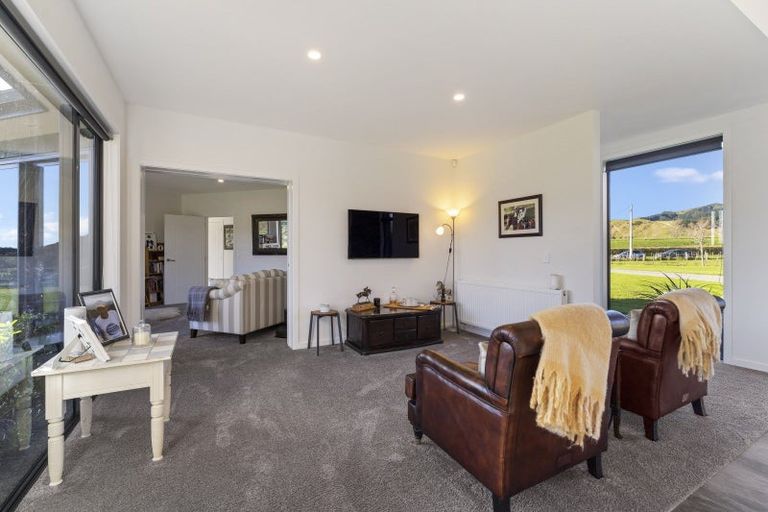 Photo of property in 180 North Manakau Road, Manakau, Levin, 5573