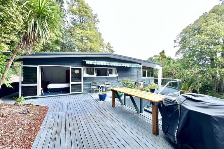 Photo of property in 14 Titirangi Beach Road, Titirangi, Auckland, 0604