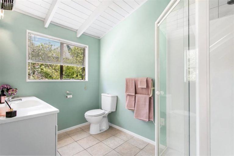 Photo of property in 21 Lagoon Way, West Harbour, Auckland, 0618