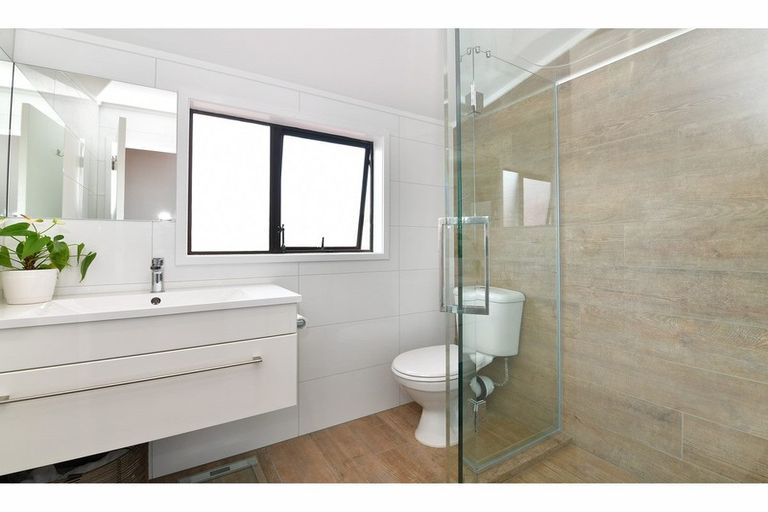 Photo of property in 11 Moffat Road, Red Beach, 0932