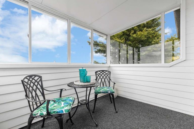 Photo of property in 5 Hocken Place, Mangere Bridge, Auckland, 2022
