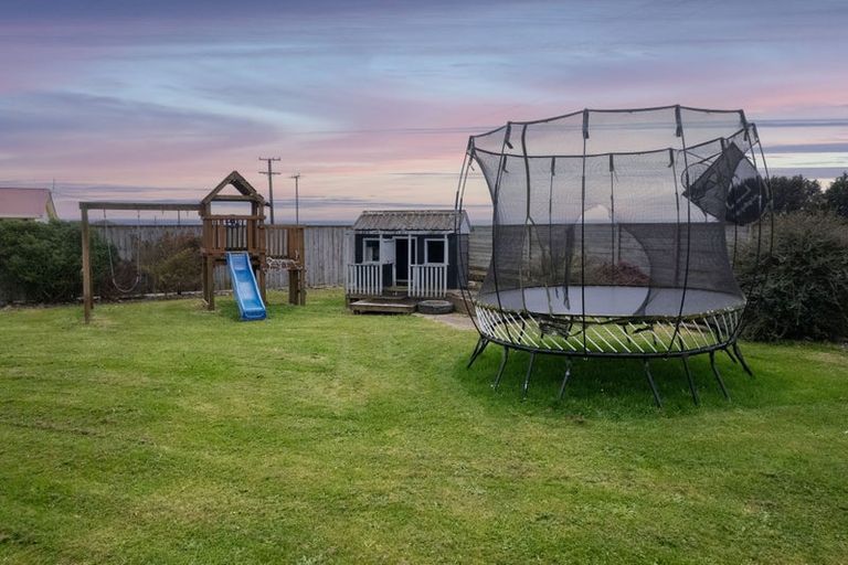 Photo of property in 51 Waikawa Beach Road, Manakau, Levin, 5573
